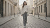 Mujer caminando por la calle con las Mallas Campana Rib, estirando en el estudio con las Mallas Sculpt y en casa con el Mono Largo Flow